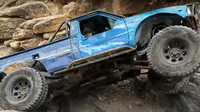 Пикап Тойота демонстрирует невероятную способность передвигаться по скалам (видео)