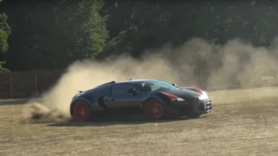 Подивіться, як Bugatti Veyron "крутить бублики" на бездоріжжі