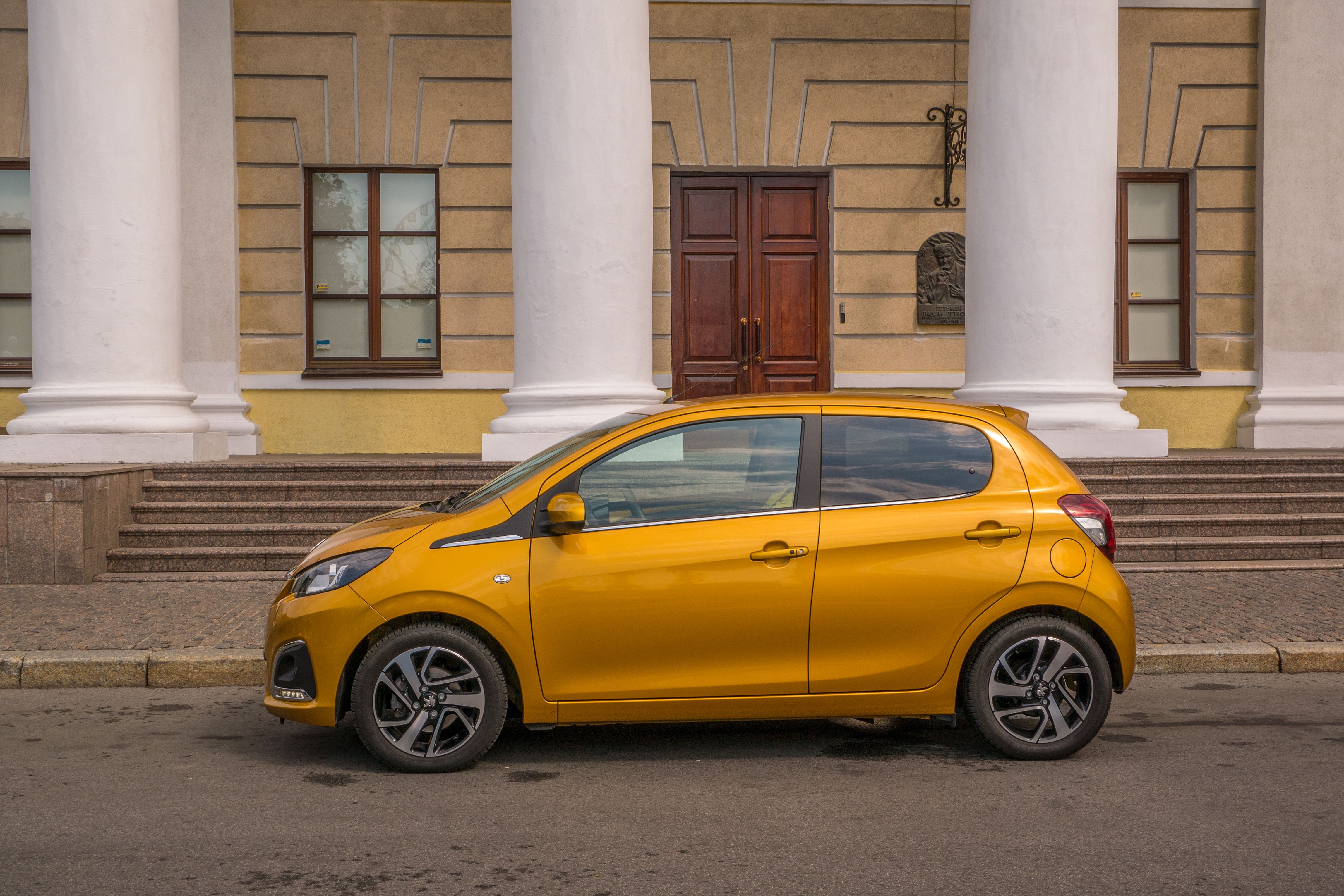 Peugeot 108 - цена, фото и характеристики автомобиля Пежо