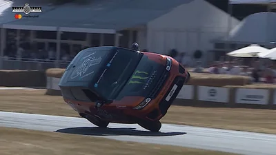 Розкішний Range Rover Sport SVR поставили на два колеса заради рекорду (відео)