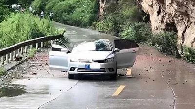 На машину упал обломок скалы размером с половину самой машины (видео)