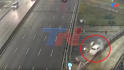 Водій вижив у карколомній аварії, злетівши з естакади на швидкості 170 км/год (відео)