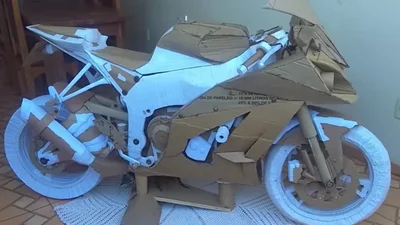Хлопчина збудував справжній Kawasaki ZX10R з картону