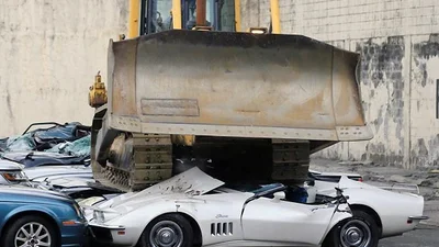 Настоящая борьба с коррупцией - на Филиппинах расплющили автомобили чиновников: Видео