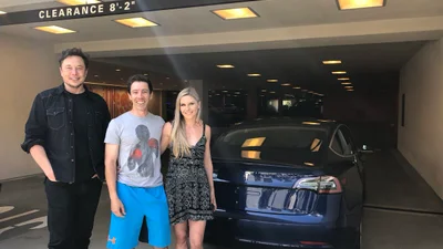 Доставка VIP-рівня: Ілон Маск привіз Tesla Model 3 прямо додому покупцям