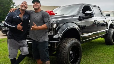 Здоровяк Дуэйн "Скала" Джонсон заставил плакать своего двойника