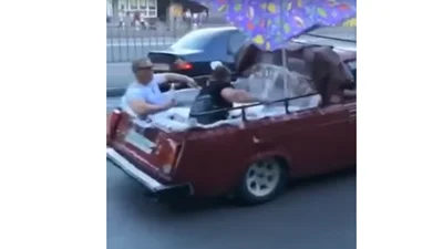 Украинцы устроили себе бассейн в старых "Жигулях" и катаются по улицам Днепра