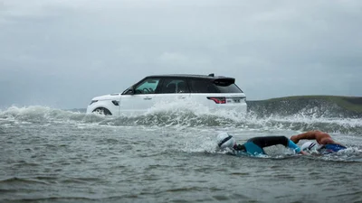 Range Rover навчили їздити у воді (відео)