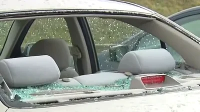 Град размером с теннисный мяч повредил более 400 машин (видео)