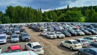 На околицях українських міст будуватимуть великі парковки