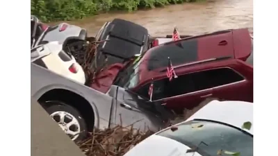 У річку змило цілий автосалон (відео)