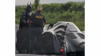 Копи зупинили Бетмобіль, щоб сфотографуватись з Бетменом