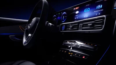 Mercedes дозволив зазирнути у салон електро-кросовера EQC