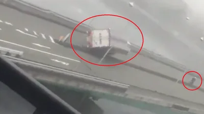 Посмотрите, как тайфун Джеби сдул с моста грузовик, словно перышко (видео)