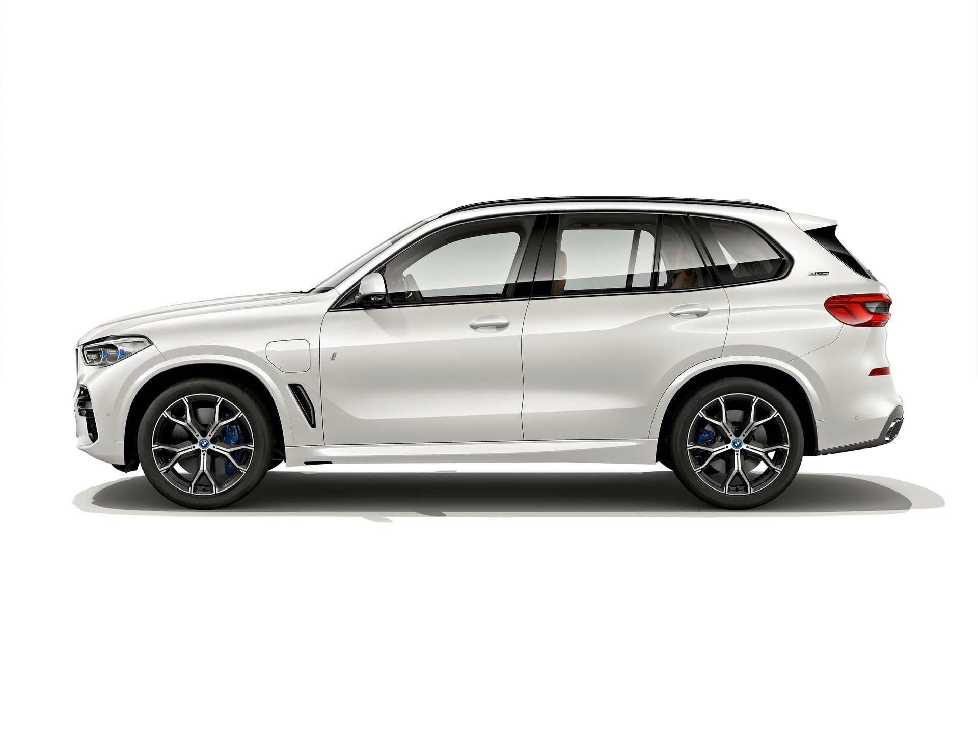 Новый BMW X5 научился выживать без бензина