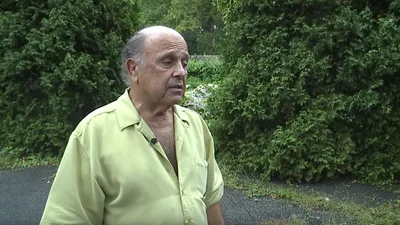 Чоловік 13 годин просидів у замкненій машині, бо не знав, як її відкрити