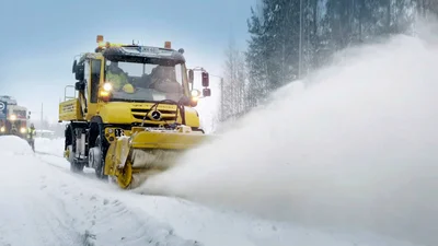 Новий Unimog від Mercedes навіть на коліях працює, як треба