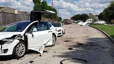 Літак "приземлився" на Теслу