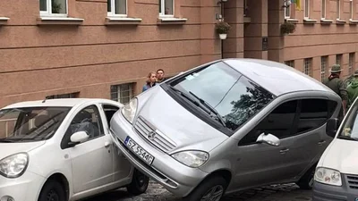 Дівчина на Mercedes припаркувалася відразу на трьох автомобілях: Фото