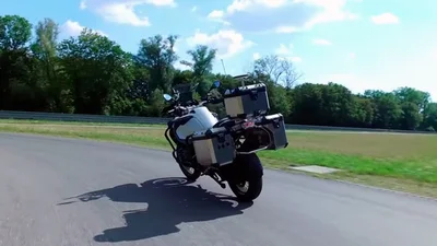 BMW Motorrad–самоуправляемый мотоцикл, который прекрасно входит в повороты и сам останавливается