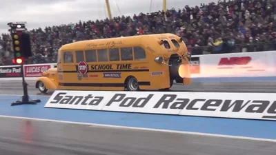 Відео: шкільний автобус мчить зі швидкістю 200 км/год