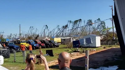 Відео: 12 джипів поставили на місце будинок, перекинутий буревієм