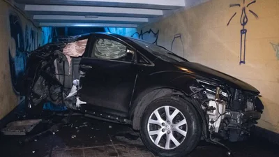 У Києві кросовер Mazda розбився у підземному переході: фото, відео