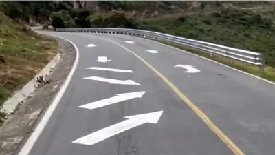 Дорога с переменным направлением движения заставляет водителей сходить с ума: видео