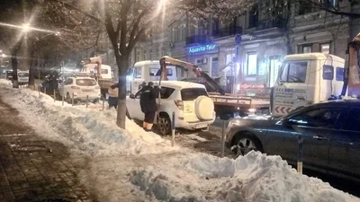 В центре Киева исчезают припаркованные на улицах автомобили