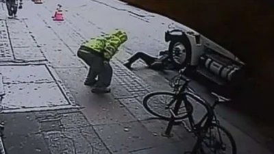 Злоумышленник толкнул прохожего под колеса машины, чтобы украсть его смартфон: видео