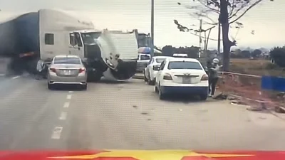 Жінка з немовлям дивом втікла від смерті під вантажівкою: відео