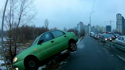 Киевские водители упорно ездят по тротуарам (видео)