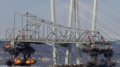 В Нью-Йорке взорвали автомобильный мост: видео
