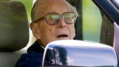 Супруг британской королевы перевернулся на машине