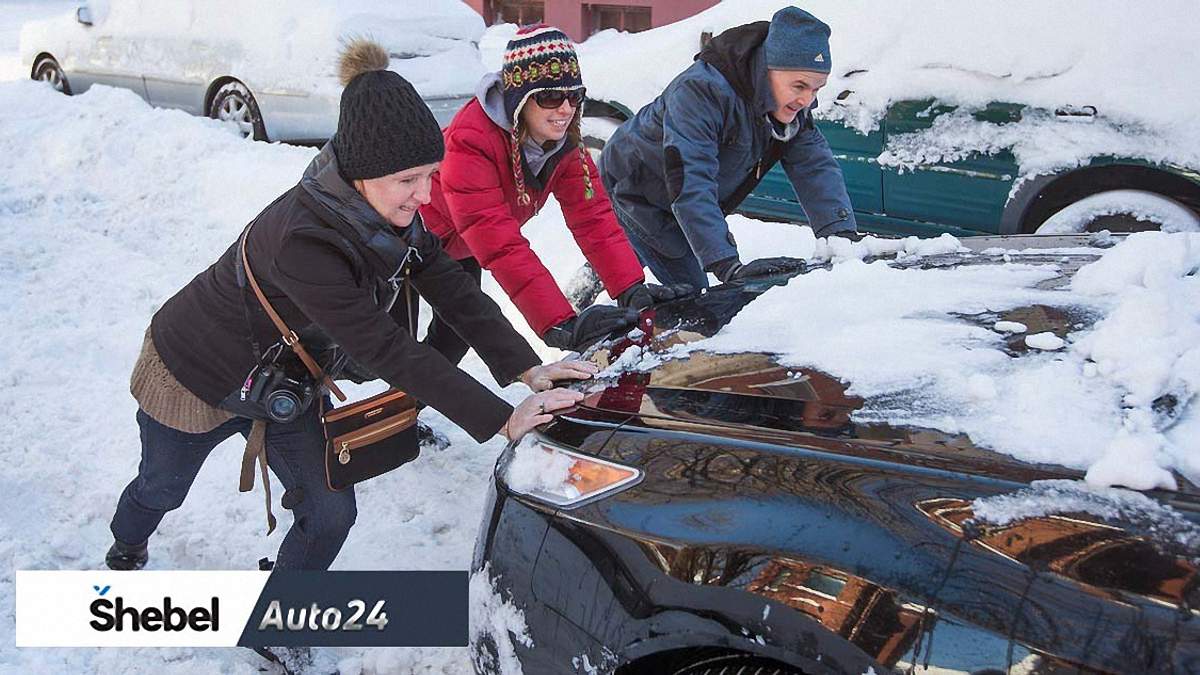 Машина застряла в снегу: как помочь застрявшему водителю авто