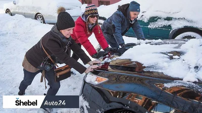 Машина застрягла у снігу: як допомогти застряглому водієві авто