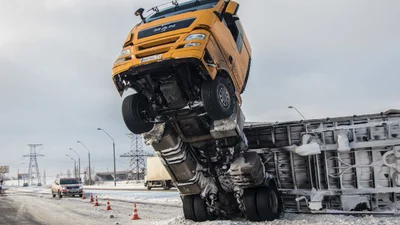 Під Броварами лісовоз встав дибки: фото, відео