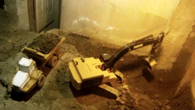 Канадієць 14 років риє підвал іграшковим екскаватором (відео)