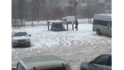 Мешканець багатоповерхівки збудував собі персональний підземний паркінг з ліфтом: відео