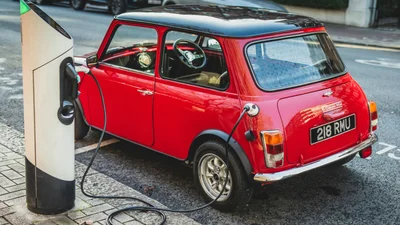 Класичний MINI зробили електричним та продають за $100 000