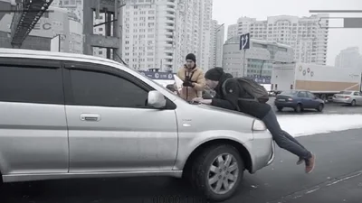 Активистов из "ЗупиниЛося" сбили на тротуаре: видео