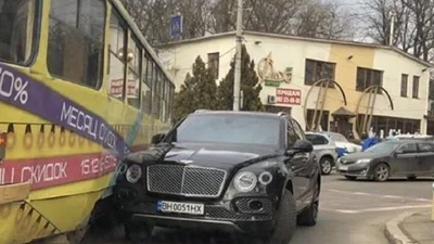 Дружина депутата на позашляховику за 8,8 млн в’їхала в трамвай в Одесі