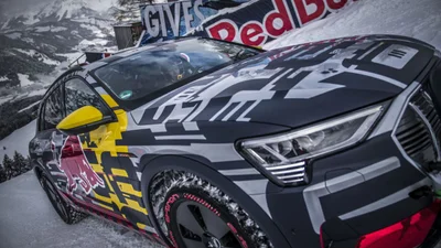 Гонщик Red Bull загнал Audi e-tron вверх заснеженным 85-градусным склоном