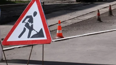 Украинские водители начали самостоятельно ремонтировать дороги: видео