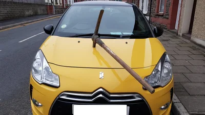 Хтось встромив кирку у капот Citroën DS 3