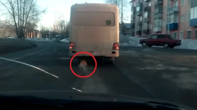 Відео з маршруткою, в якої замість колеса була дерев'яна колода, шокувало Інтернет