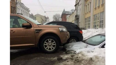 В Україні тане сніг: після відлиги у заметі знайшли машину, на яку ставили інші автівки