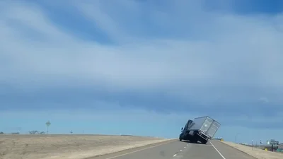 Відео: вітер перекинув і здув з дороги вантажівку