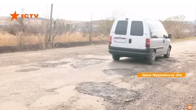Водіям, які самотужки відремонтували дорогу, загрожує штраф: відео