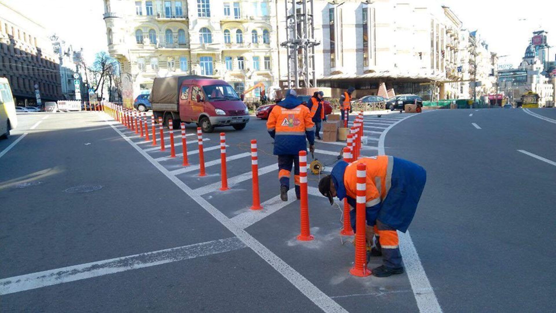 Стоянка на островке безопасности. Антипарковочные столбики на проезжей части. Делиниаторы дорожные со столбиками. Что такое делиниаторы на дороге. Островок безопасности для пешеходов.